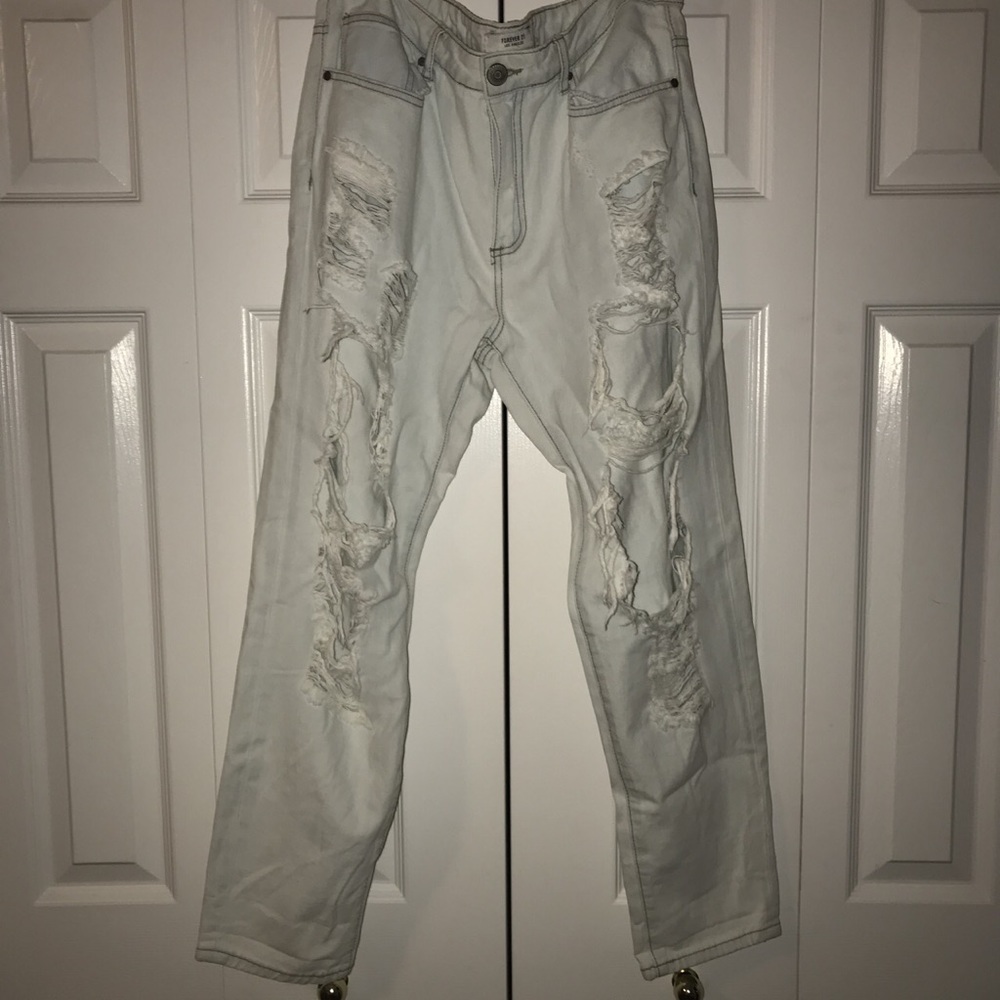 DISTRESSED BOYFRIEND JEANS